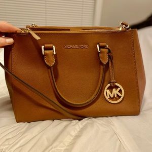 Micheal Kors Purse with Crossbody Strap